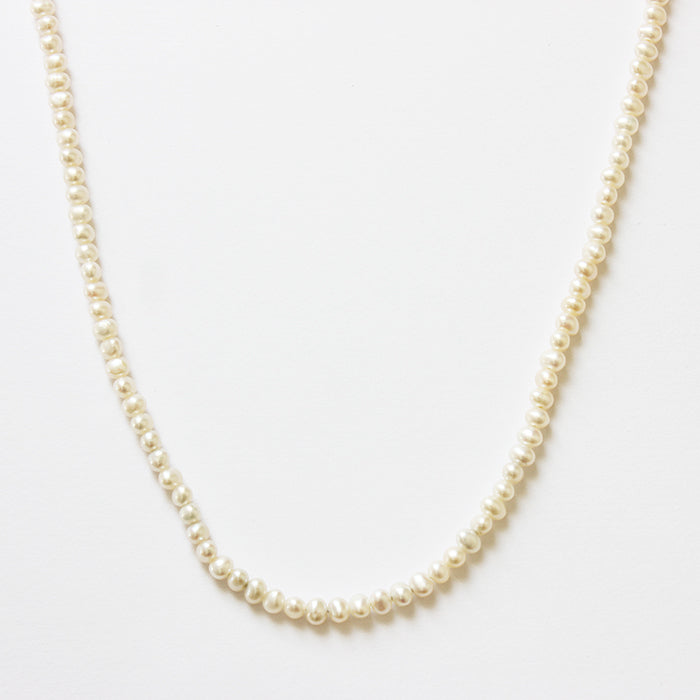 a fine quality row of pearls with a plain bolt ring clasp