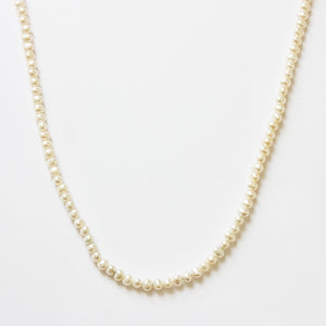 a fine quality row of pearls with a plain bolt ring clasp